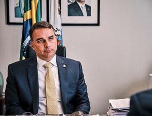 Emendas de Flávio Bolsonaro sob Suspeita: Investigação Revela Possível Esquema de Propina na Marinha