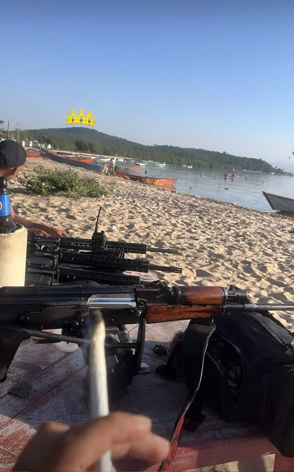 Ostentação, Fuzis e Funk: Traficantes Exibem Arsenal Militar em Praia Carioca