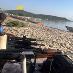 Ostentação, Fuzis e Funk: Traficantes Exibem Arsenal Militar em Praia Carioca