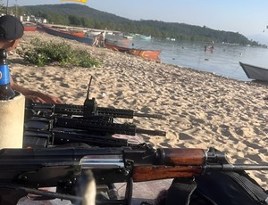 Ostentação, Fuzis e Funk: Traficantes Exibem Arsenal Militar em Praia Carioca