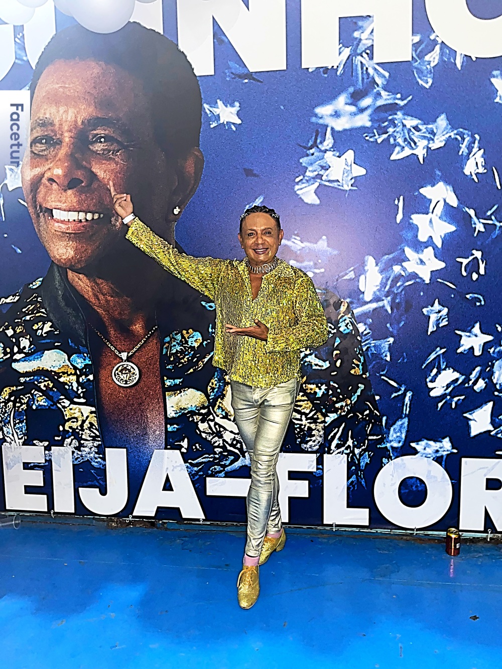 Thiago Lisboa marca presença no ensaio da comunidade da beija flor.