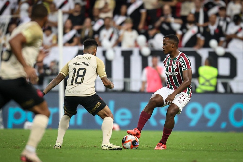 De virada, Fluminense vence Vasco e mantém viva chance de ir às semifinais do Carioca