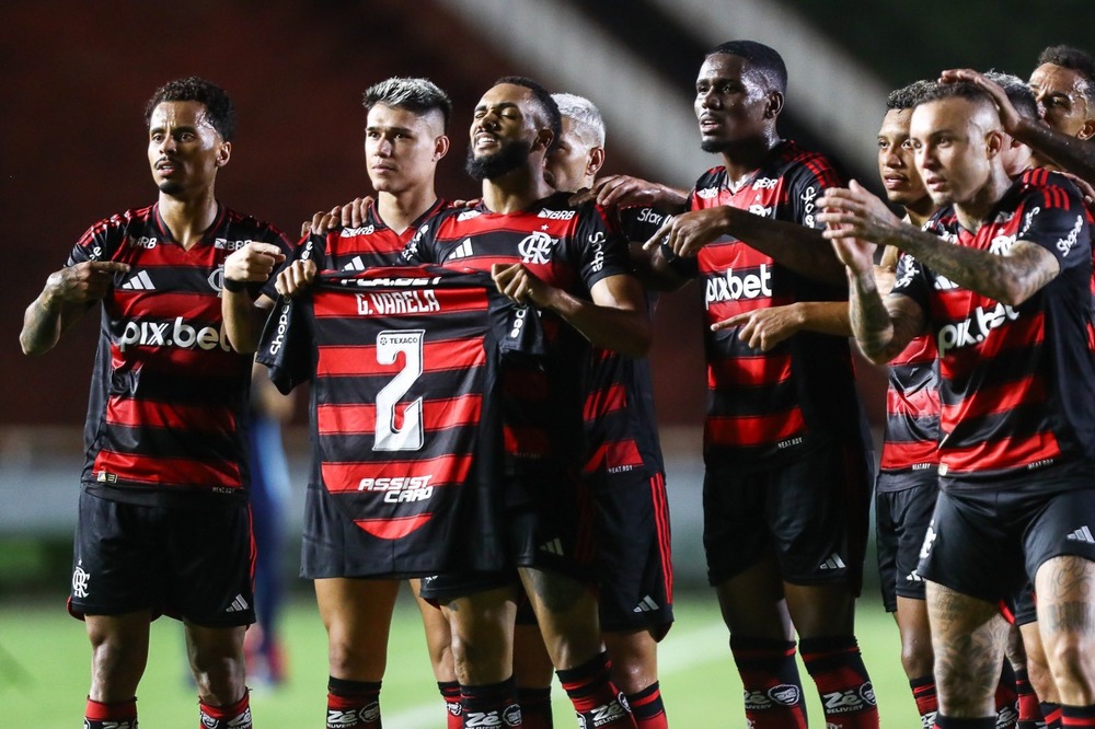 Flamengo Arrasa Portuguesa e Assume Liderança do Carioca com Goleada Histórica