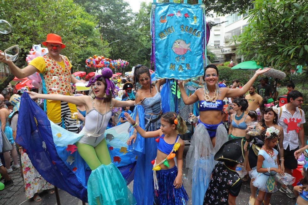 Segundo final de semana do Carnaval de Rua 2025 reúne artistas na Primeiro de Março