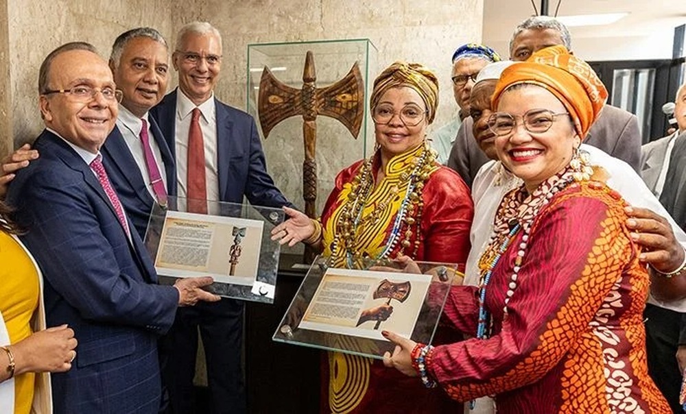 Instituto quer símbolo de religiões africanas no STF após aprovação de crucifixos