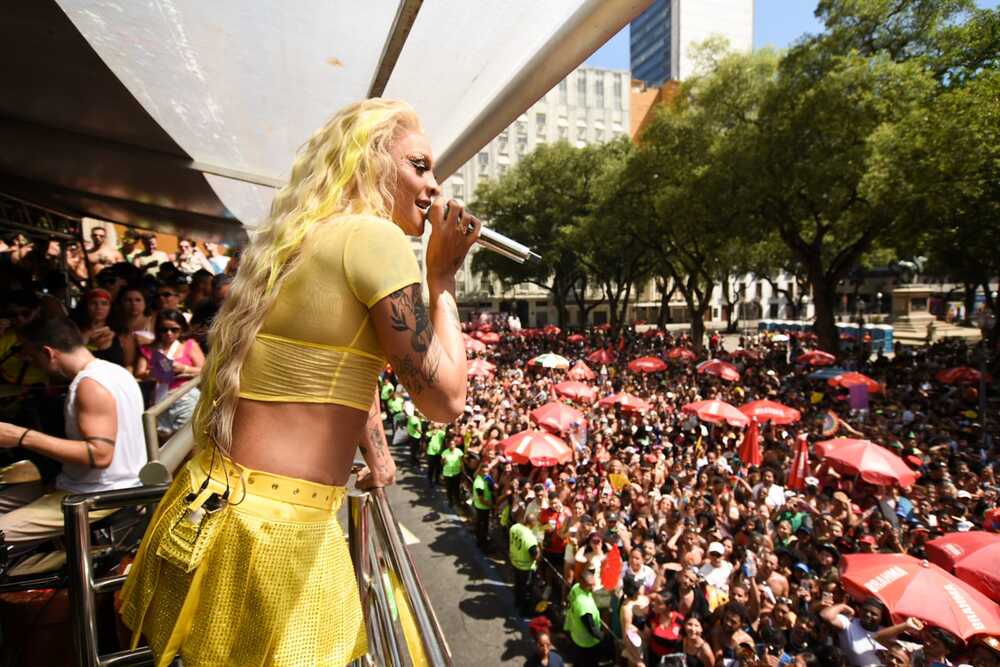 Com estrelas como Pabllo Vittar, Naldo e Juliette, ‘SeráQAbre?’ estreou no circuito de megablocos do Rio neste domingo (9/02), num desfile em celebração à diversidade