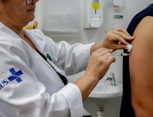 Ministério da Saúde amplia idade para receber vacina contra a dengue