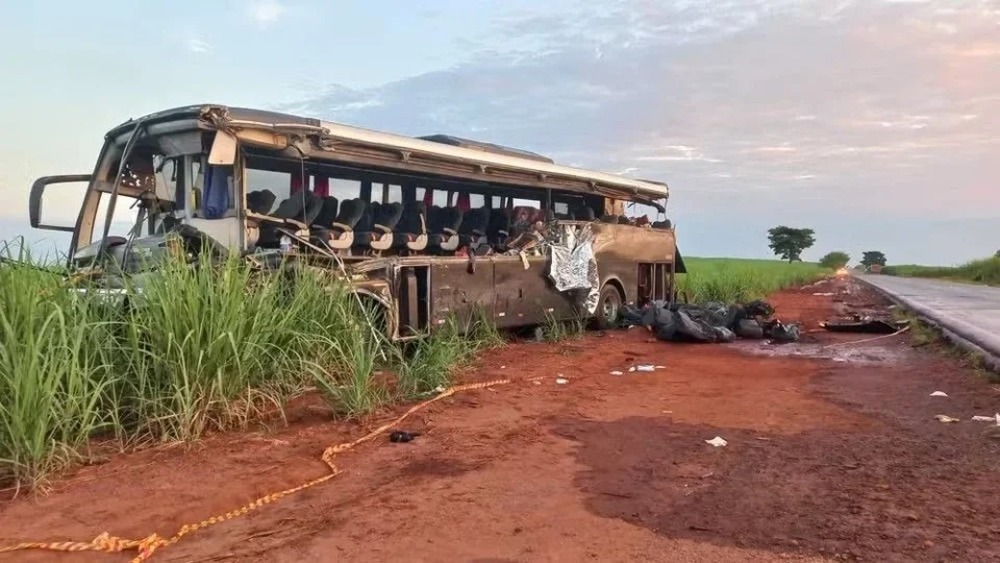 Acidente com ônibus universitário deixa ao menos 12 mortos no interior de SP