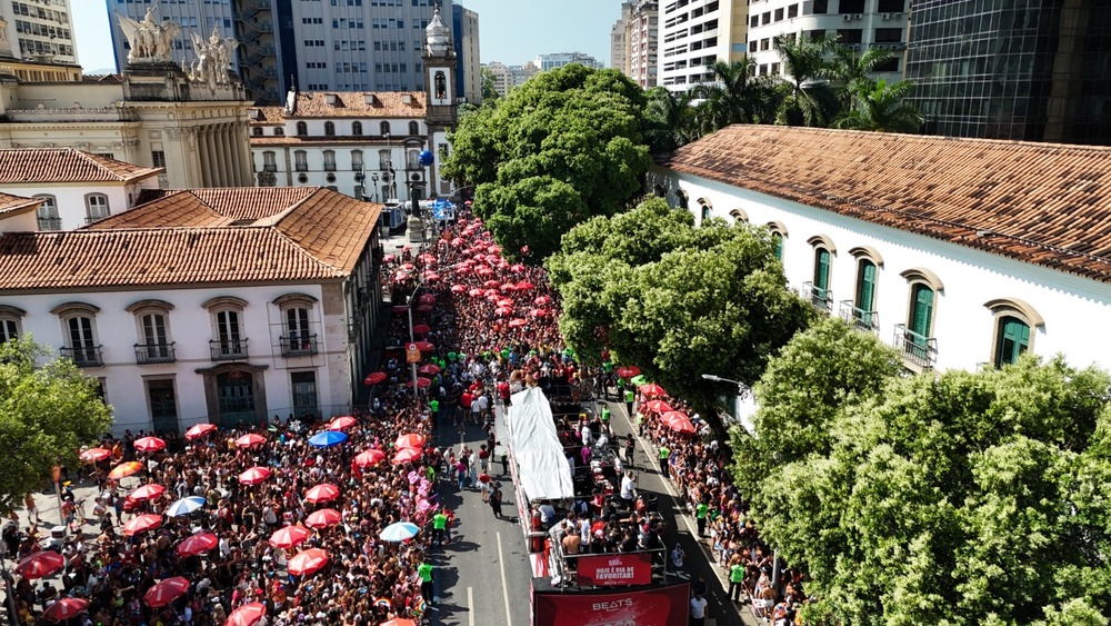 Bloco da Favorita atrai cerca de 50 mil foliões no Centro do Rio com estrelas do funk e do rap