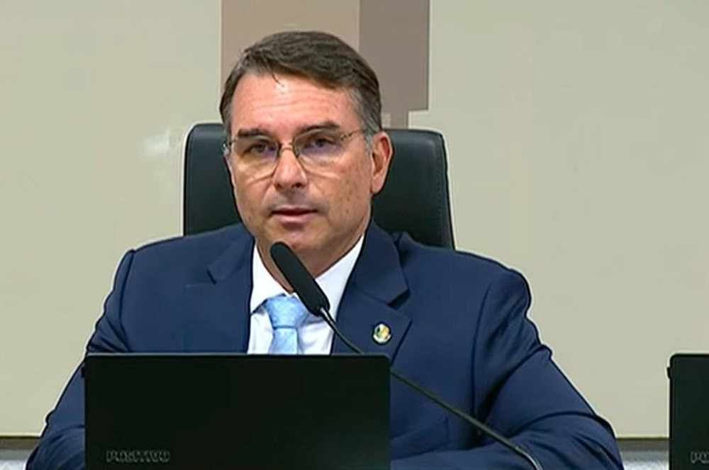 Flávio Bolsonaro quer tipificar crime de ‘domínio de cidades’, com pena de até 30 anos