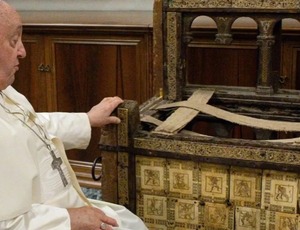 Papa Francisco sofre crise respiratória e está em estado crítico, diz Vaticano