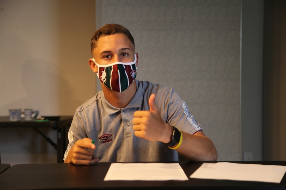 Jogador mais jovem a entrar em campo pelo Fluminense assina seu primeiro contrato com o clube 