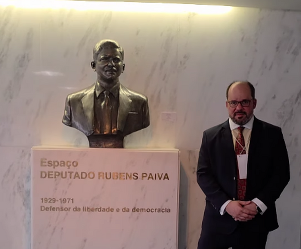 'Ainda Estou Aqui' Busto de Rubens Paiva na Câmara recebe milhares visitantes que tiram selfies e levam flores ao local