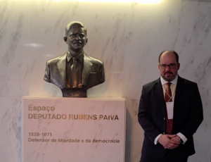 'Ainda Estou Aqui' Busto de Rubens Paiva na Câmara recebe milhares visitantes que tiram selfies e levam flores ao local