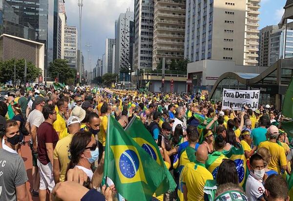 Apoiadores de Bolsonaro fazem carreata pelo país contra governadores