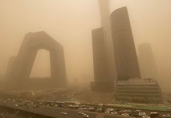 Pequim tem pior tempestade de areia da década, veja: