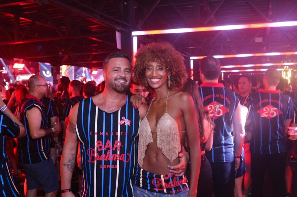 Rodrigo Phavanelo e Sabrina Paiva caem na folia e alegria do Camarote Bar Brahma no Carnaval de São Paulo 