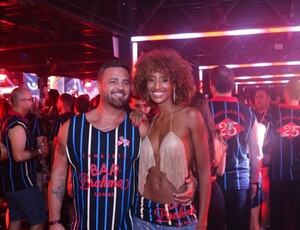 Rodrigo Phavanelo e Sabrina Paiva caem na folia e alegria do Camarote Bar Brahma no Carnaval de São Paulo 