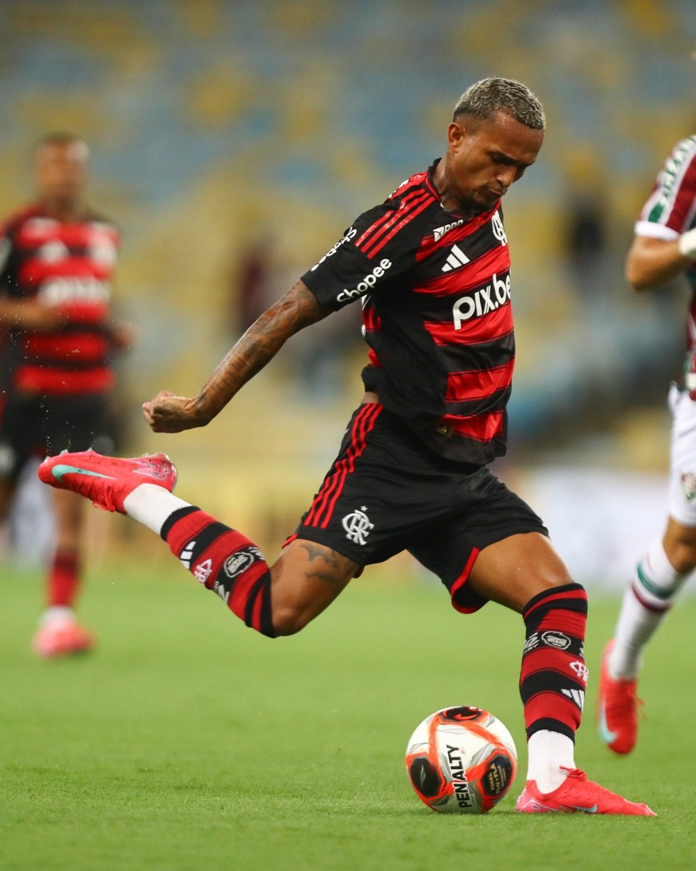 Rubro-Negro vence por 2 a 1 no Maracanã, mas sofre gol no fim e mantém decisão em aberto