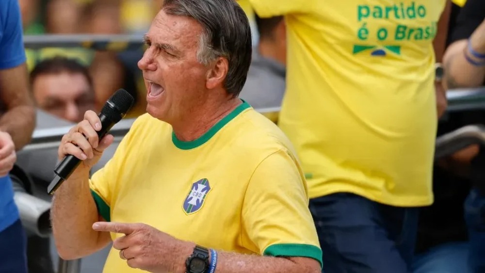 Bolsonaro volta a Copacabana, tenta focar anistia e deixa protestos contra Lula em 2º plano