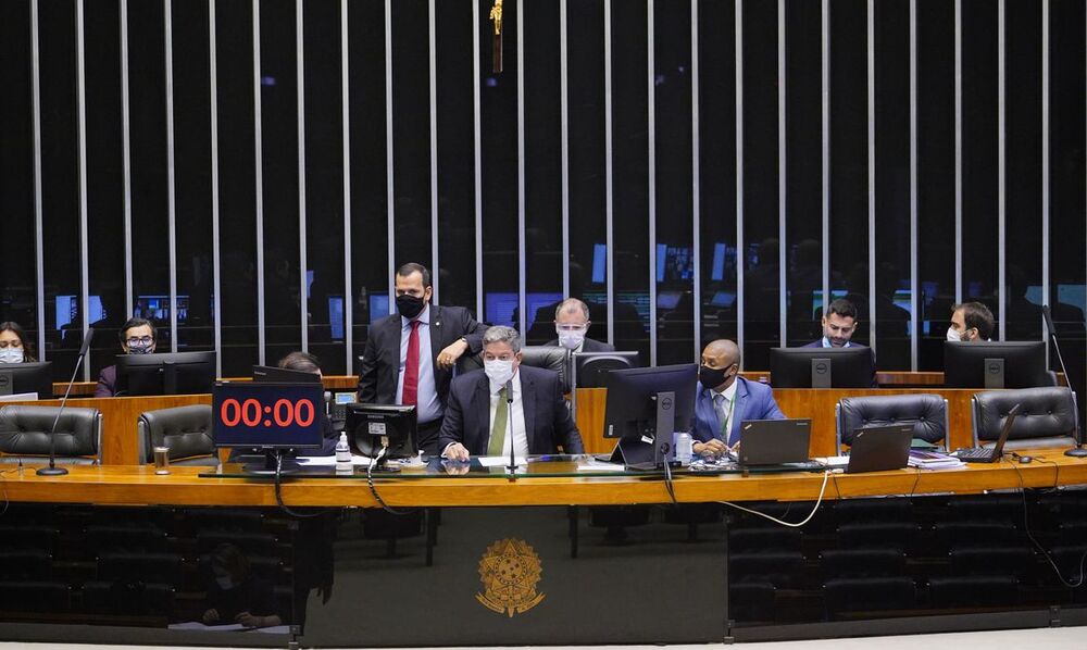 Câmara de deputados aprova projeto que torna aulas presenciais serviços essenciais 