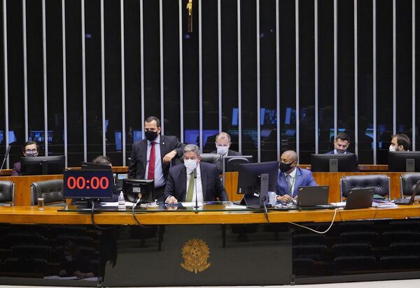 Câmara de deputados aprova projeto que torna aulas presenciais serviços essenciais 