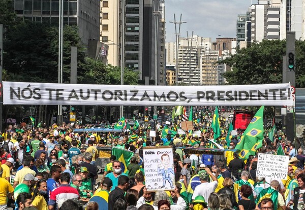 Bolsonaro ironiza a esquerda: “O 1° de maio trocou de camisa” 