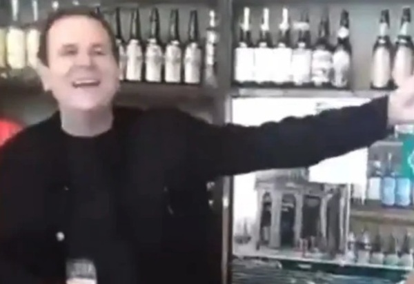 Eduardo Paes se desculpa após viralizar vídeo em que aparece cantando sem máscara em bar