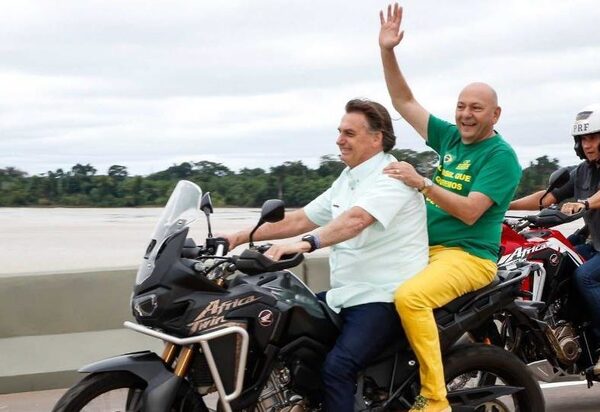 450 mil mortes e o Bolsonaro convoca passeio de moto