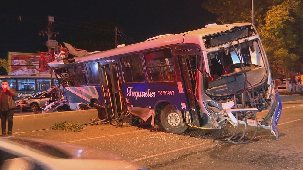 Acidente em Niterói deixa uma pessoa morta e 16 feridas