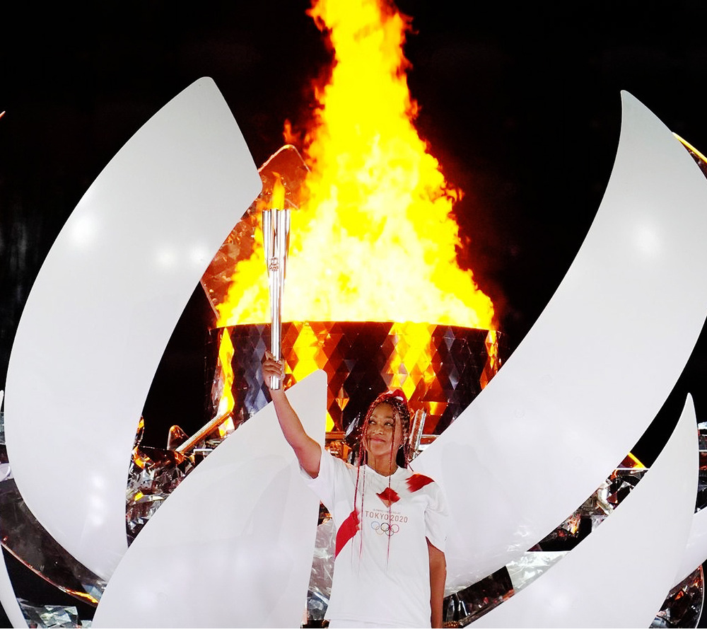 Pira Olímpica é acesa por Naomi Osaka em cerimônia minimalista e tecnológica