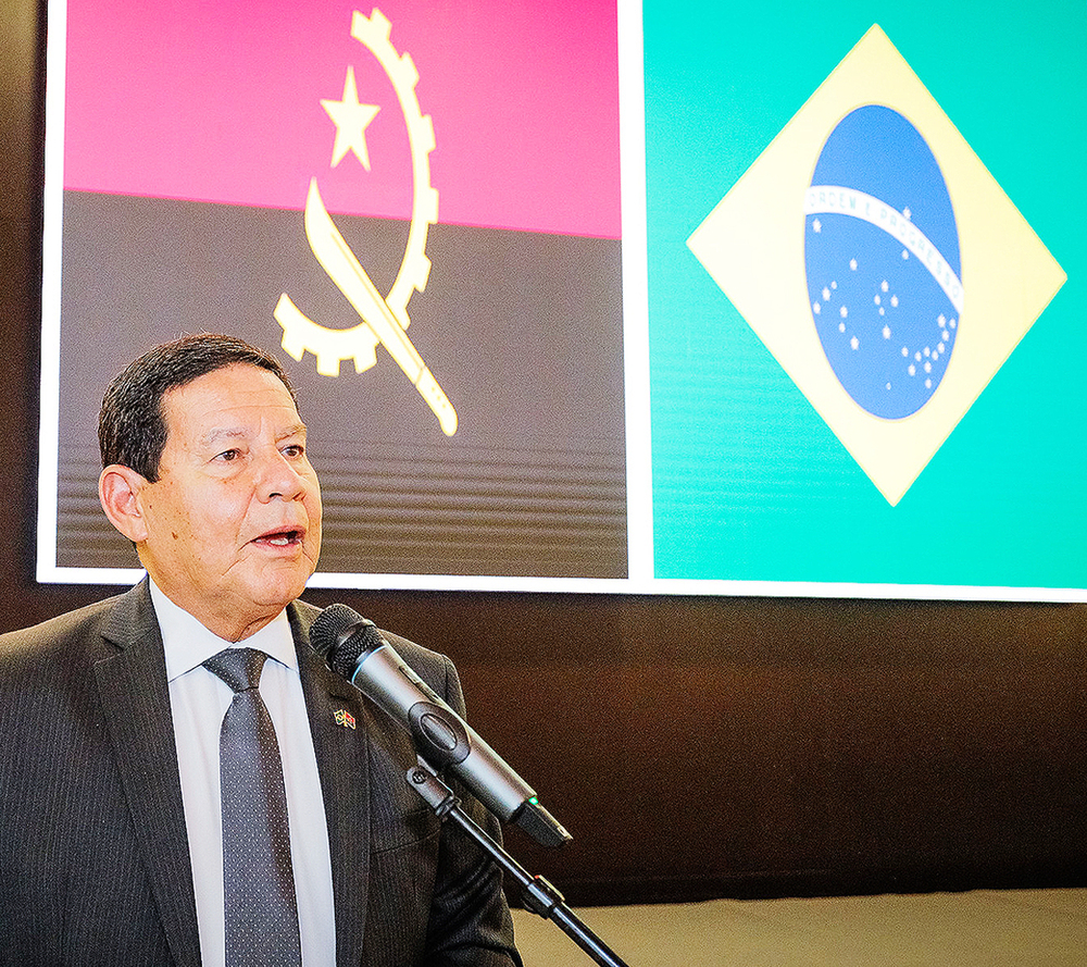 Missão Universal: Mourão levou 17 servidores a Angola ao custo de R$ 340 mil