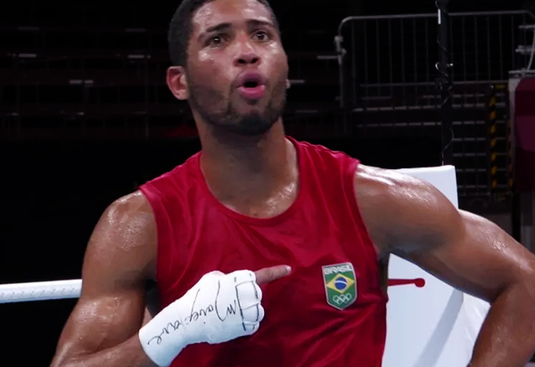 Brasileiro passa por cazaque vice-campeão mundial de 2017 e garante, ao menos, o bronze