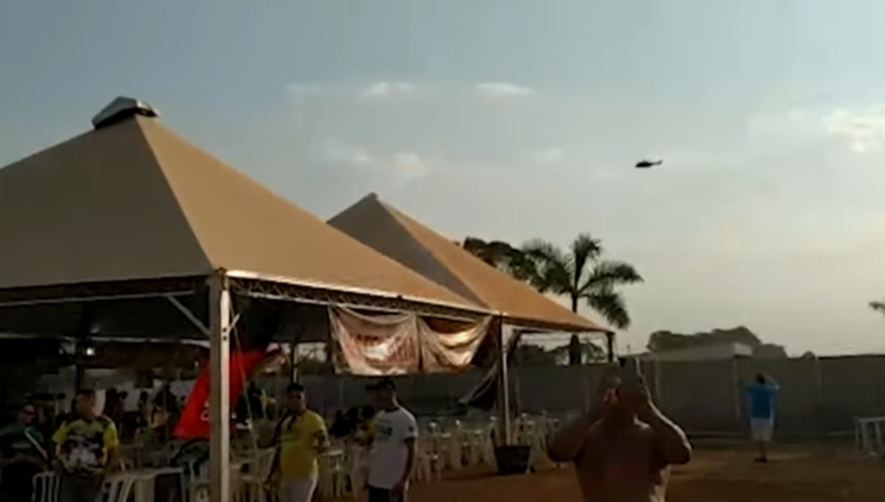 Bolsonaro usa helicópteros oficiais para animar manifestantes