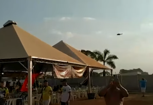 Bolsonaro usa helicópteros oficiais para animar manifestantes