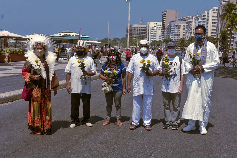 Lideranças religiosas distribuem flores em Copacabana