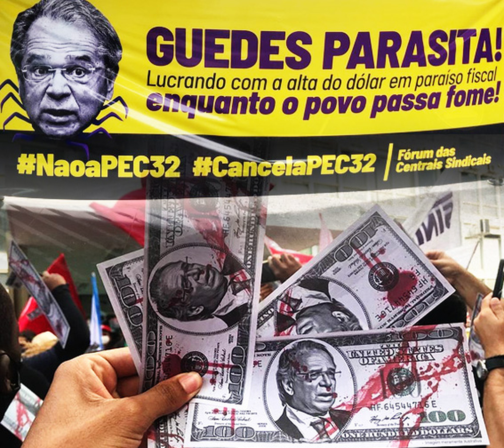 Manifestantes espalham “dólares” com o rosto de Guedes na sede da Economia