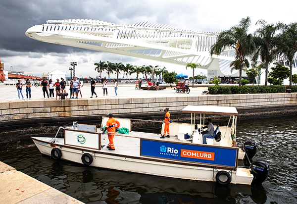 Novo catamarã entra em ação para recolher o lixo no entorno do Museu do Amanhã