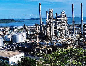 Governo 'patriota' entrega segunda maior refinaria do Brasil a fundo dos Emirados Árabes