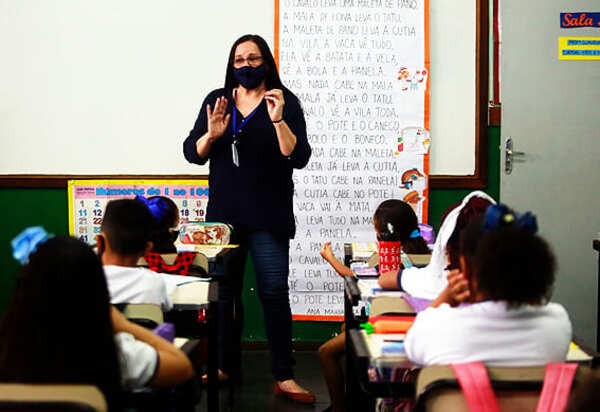 Secretaria de Educação convoca 1.121 novos professores para a educação infantil e o ensino fundamental