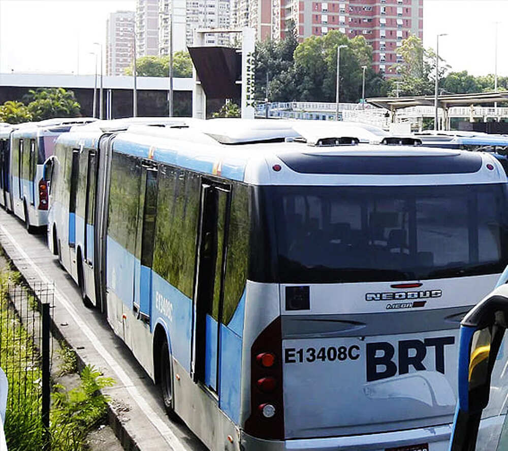 Motoristas do BRT suspendem greve após acordo com Prefeitura do Rio