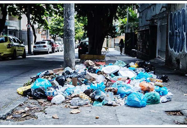 Com greve dos garis, lixo se acumula pelas ruas do Rio