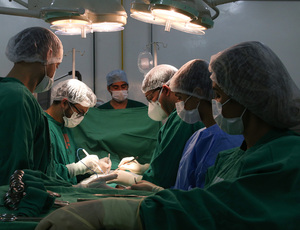 Prefeitura de Niterói iniciou neste sábado mutirão de cirurgias de hérnia e vesícula 