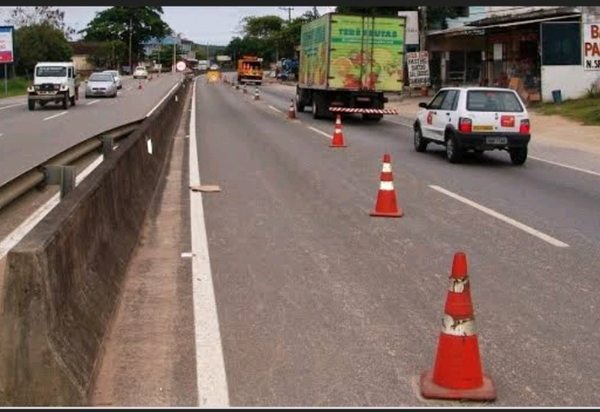 Sinalização eletrônica no Km 1 da Via Lagos 