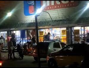 Começou o desespero: Moradores saqueiam comida em supermercado na Zona Norte do Rio