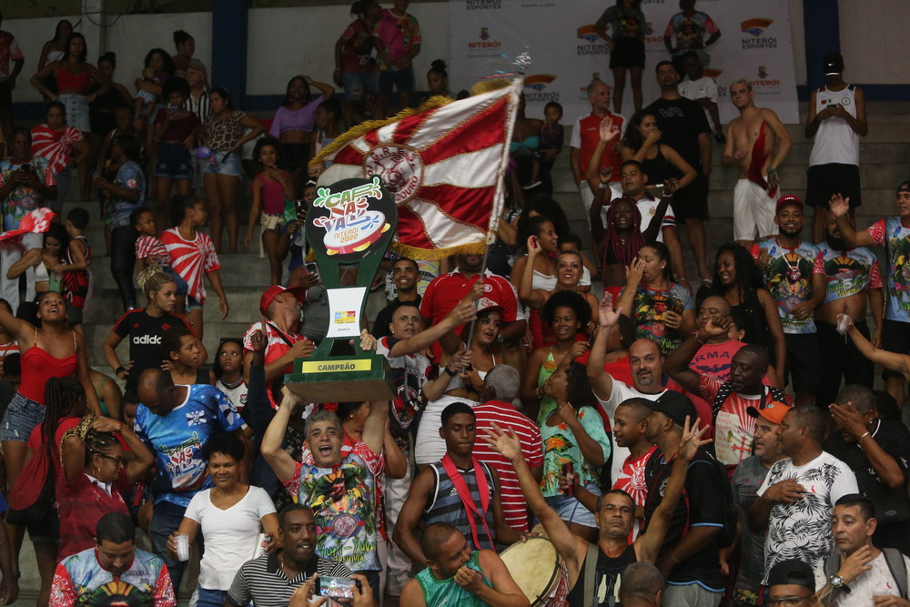 Folia da Viradouro é a campeã do Carnaval 2022 em Niterói