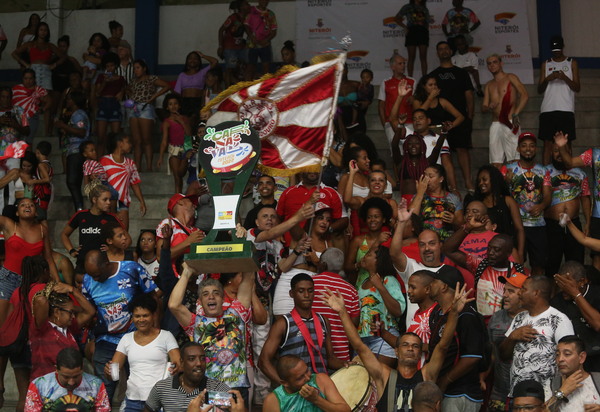 Folia da Viradouro é a campeã do Carnaval 2022 em Niterói