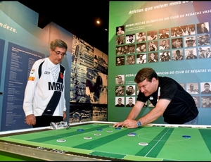 Professores da Uerj visitam estádio São Januário e entregam santa padroeira ao clube 