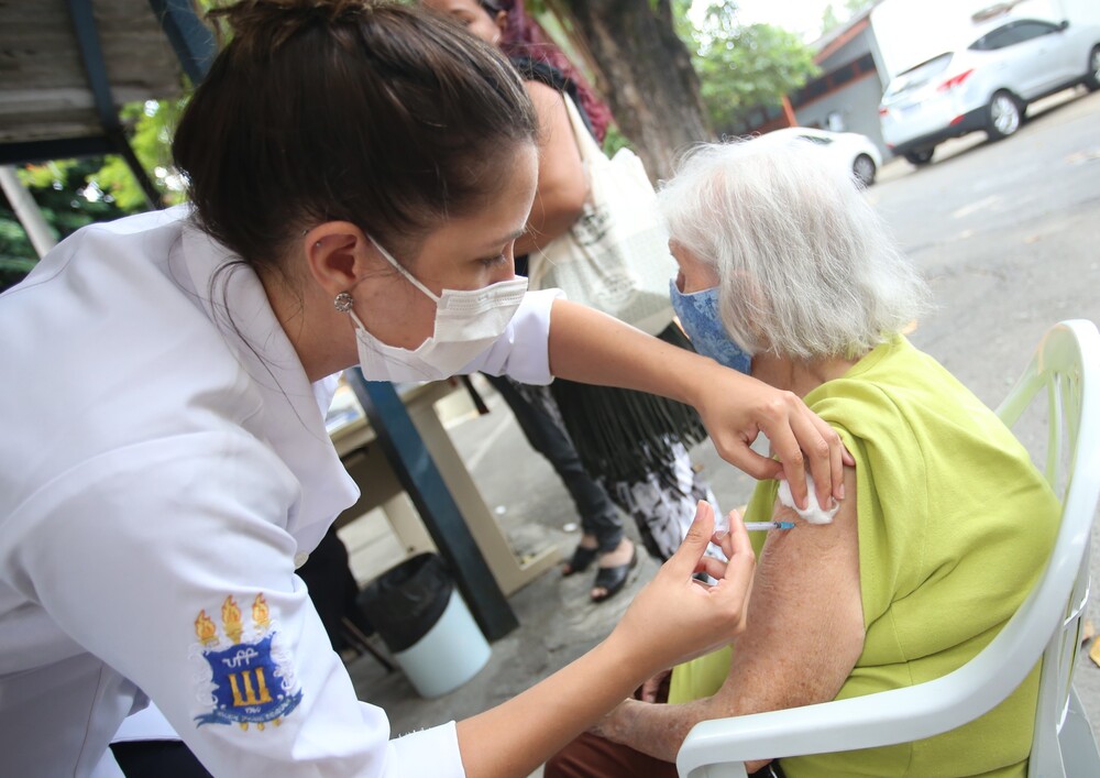 Prefeitura de Niterói amplia postos de vacinação contra a Covid-19 em idosos