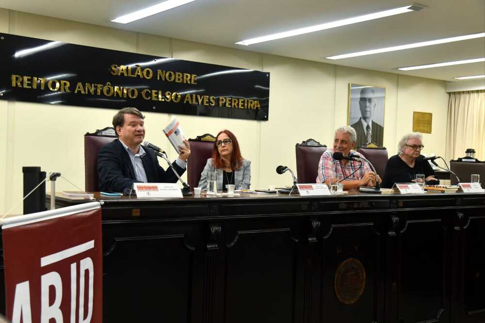 Debate lawfare agita Faculdade de Direito da Uerj no lançamento do livro Arapuca Estadunidense